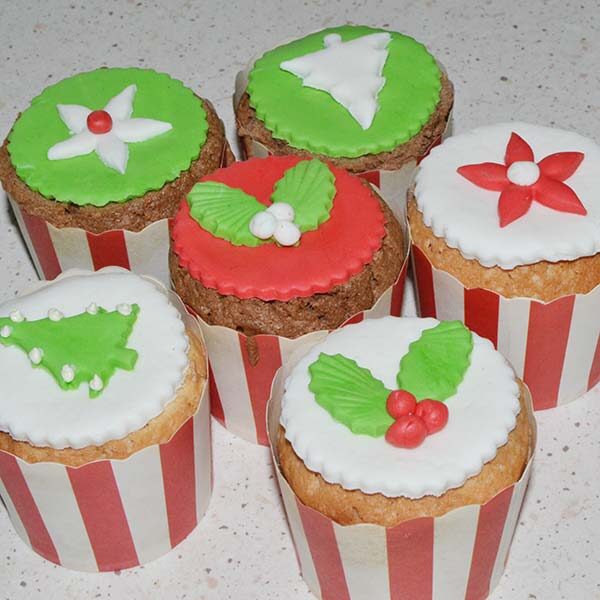 Cupcakes con decorazioni natalizie